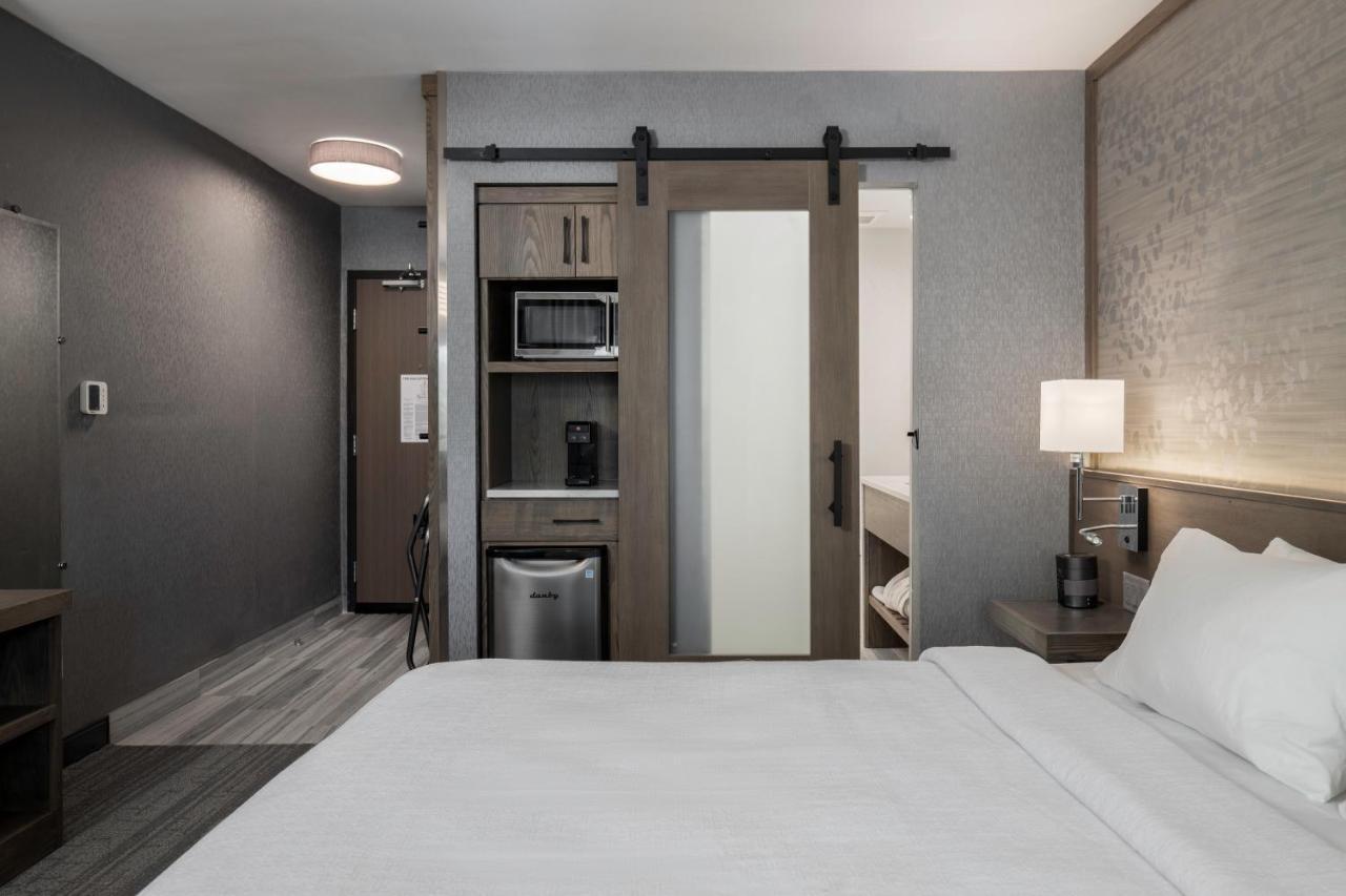 Voco Niagara Falls - The Cadence By Ihg Eksteriør billede A typical room at the Hilton Garden Inn