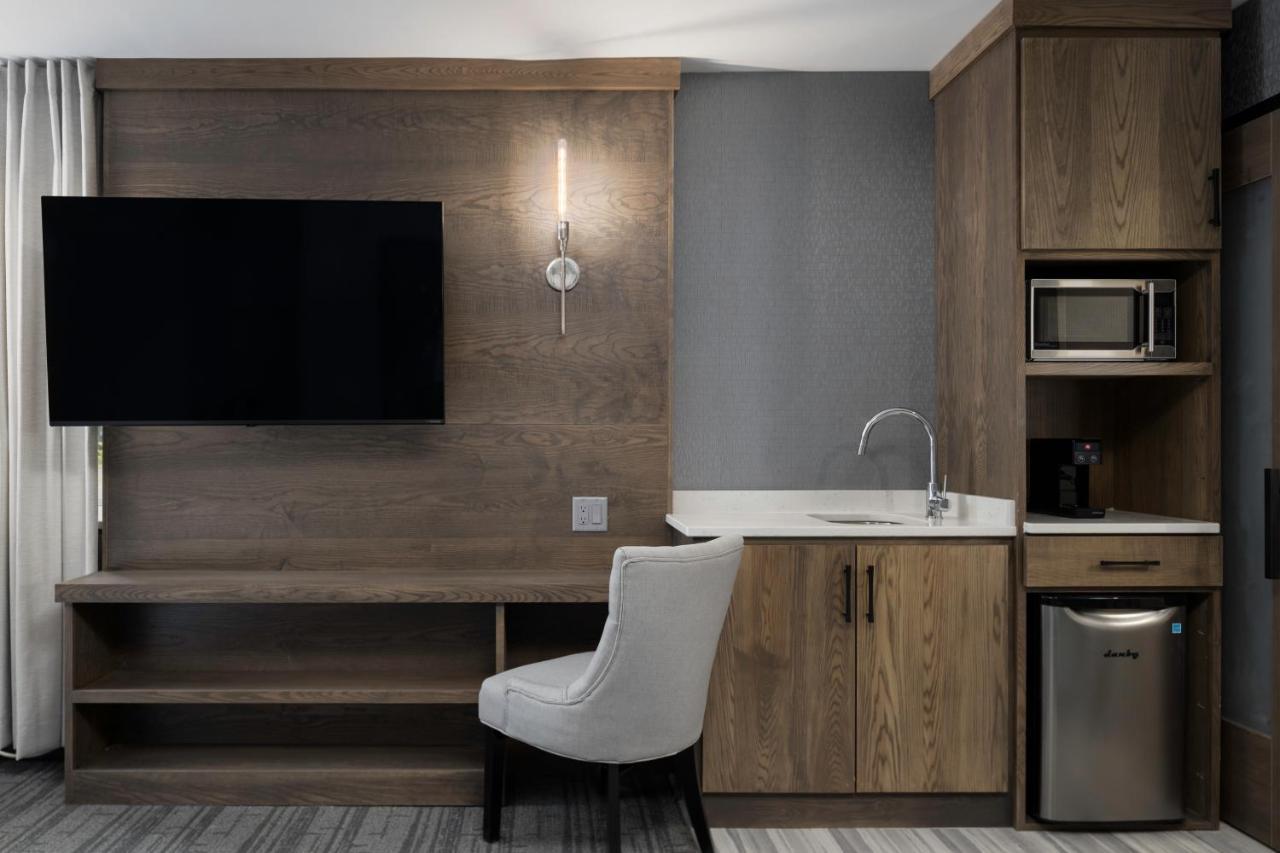 Voco Niagara Falls - The Cadence By Ihg Eksteriør billede A wet bar in a hotel room
