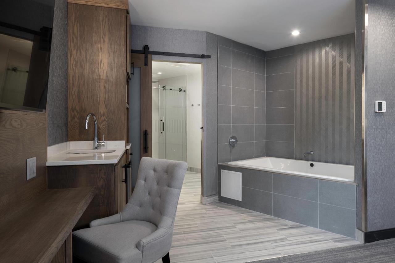 Voco Niagara Falls - The Cadence By Ihg Eksteriør billede Bathroom with a shower and a bathtub