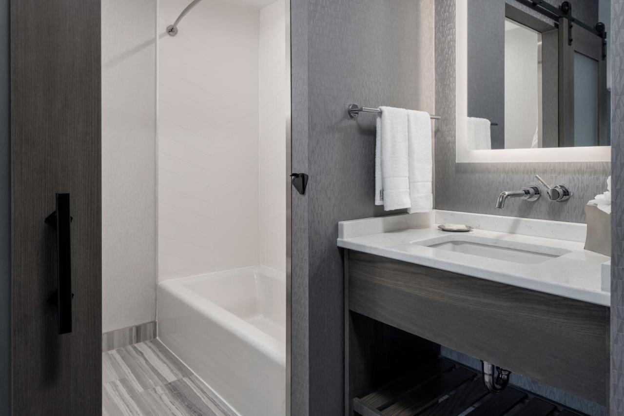 Voco Niagara Falls - The Cadence By Ihg Eksteriør billede A shower door