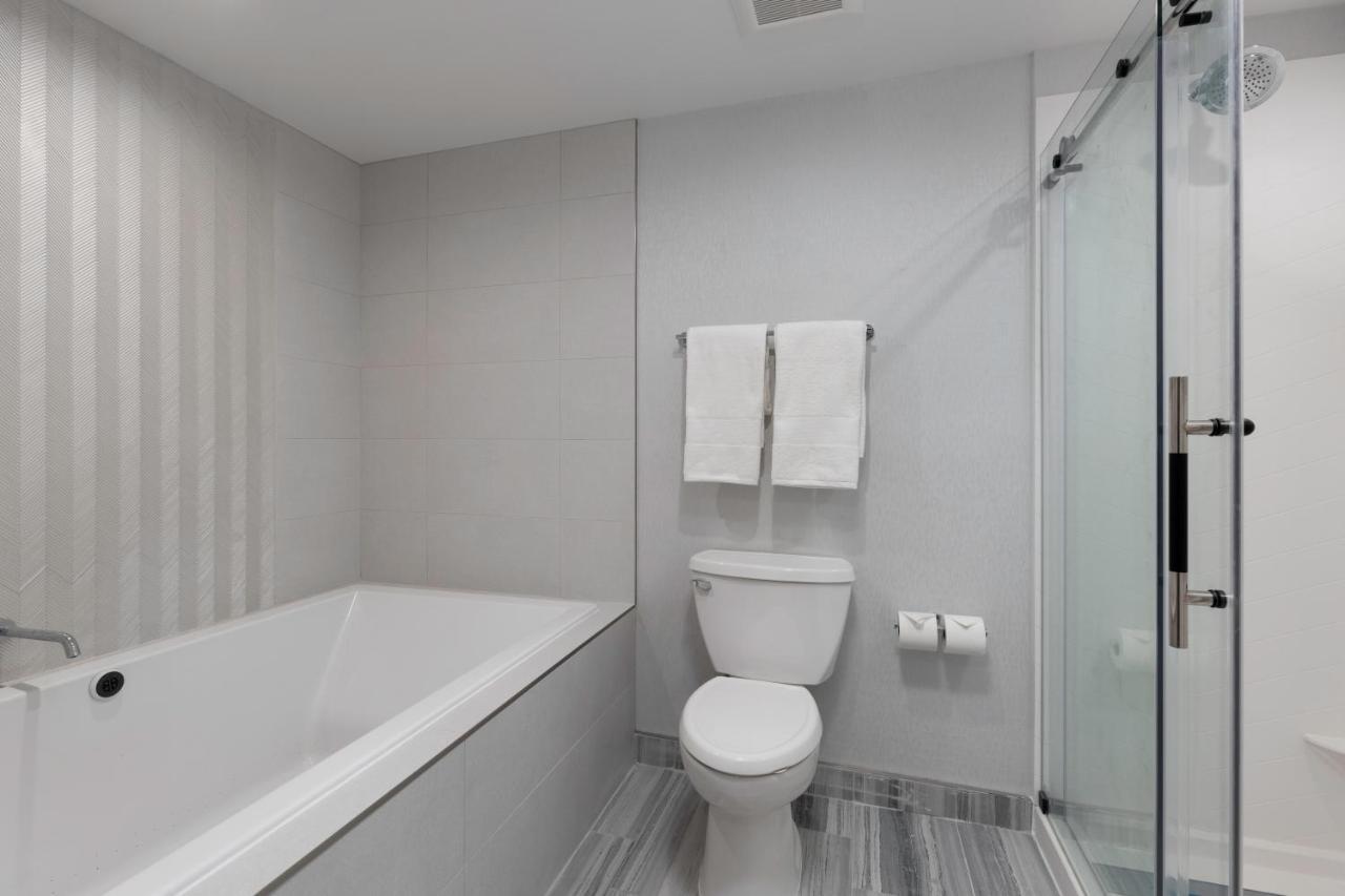 Voco Niagara Falls - The Cadence By Ihg Eksteriør billede A bathroom with a shower door