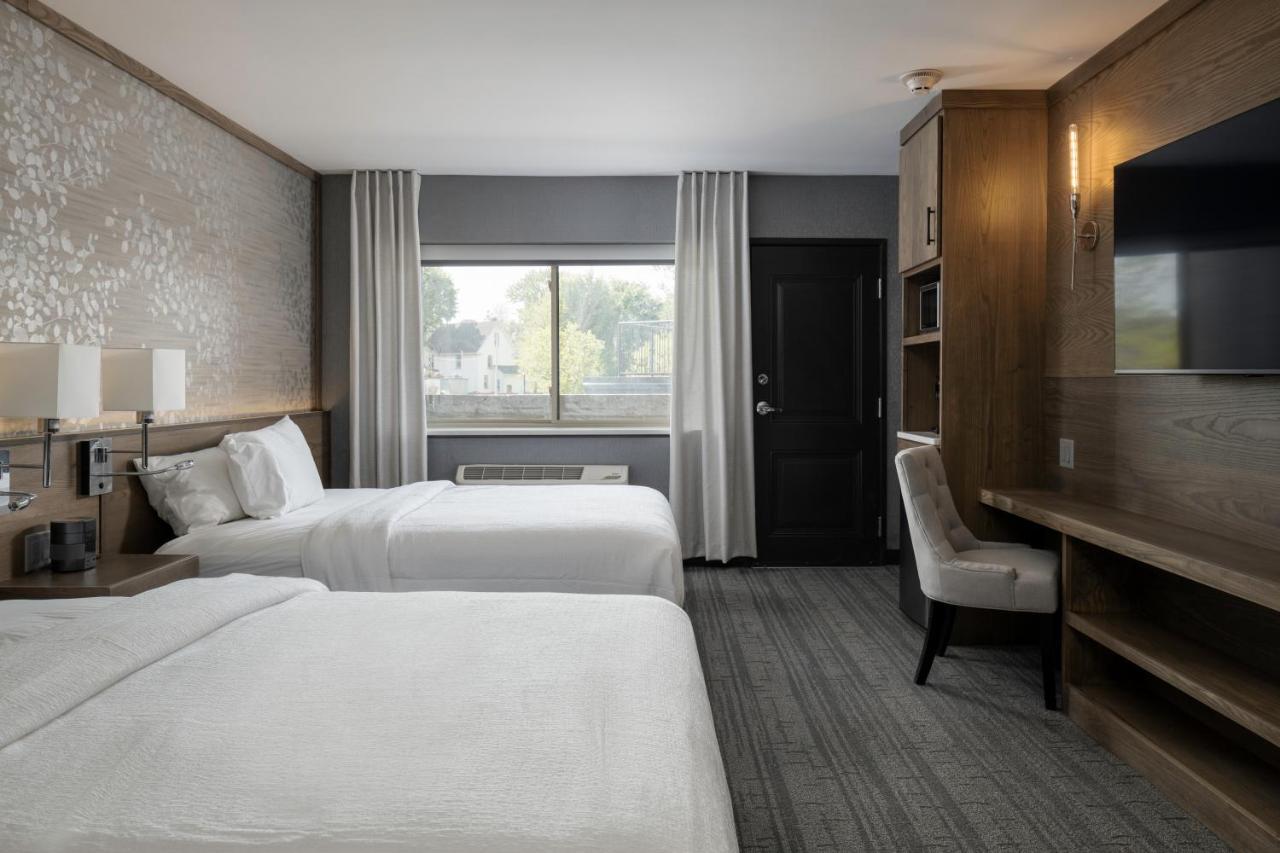 Voco Niagara Falls - The Cadence By Ihg Eksteriør billede A typical guest room at the Hilton Garden Inn in St. Charles, Illinois