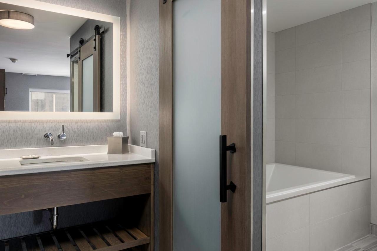 Voco Niagara Falls - The Cadence By Ihg Eksteriør billede A sliding barn door in a bathroom