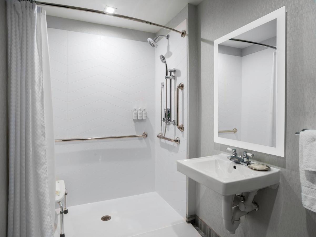 Voco Niagara Falls - The Cadence By Ihg Eksteriør billede A shower with grab bars