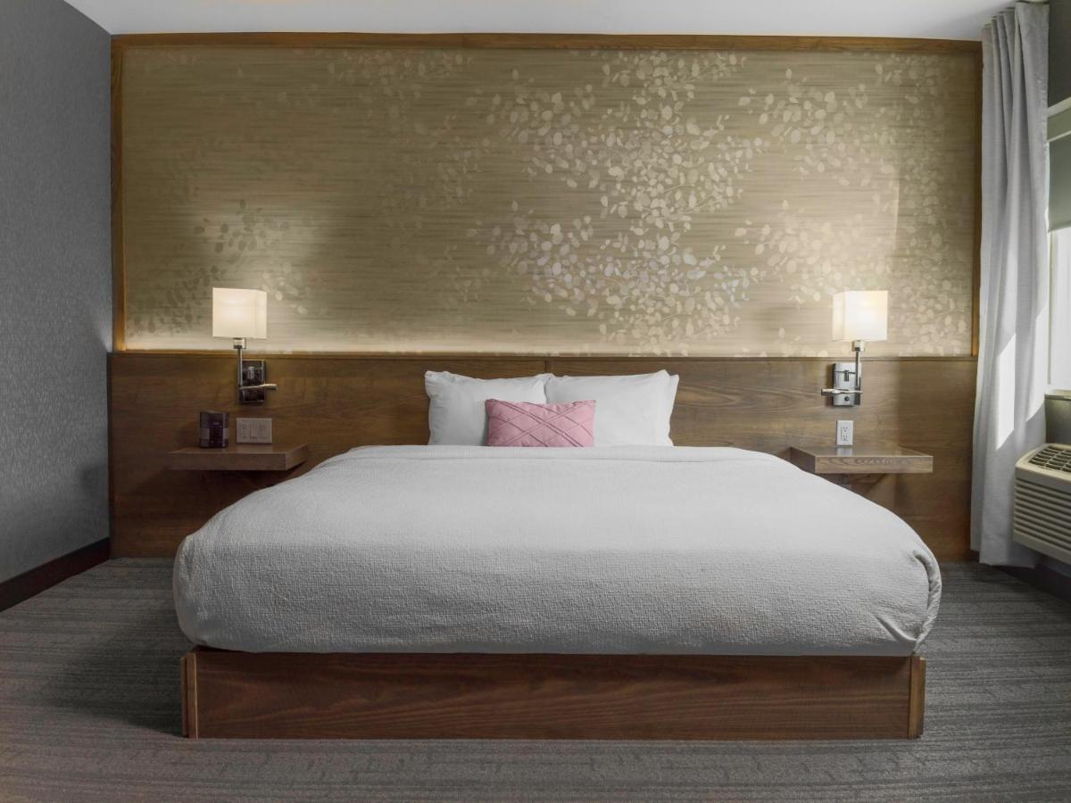 Voco Niagara Falls - The Cadence By Ihg Eksteriør billede A bedroom at the Hilton Garden Inn in San Francisco