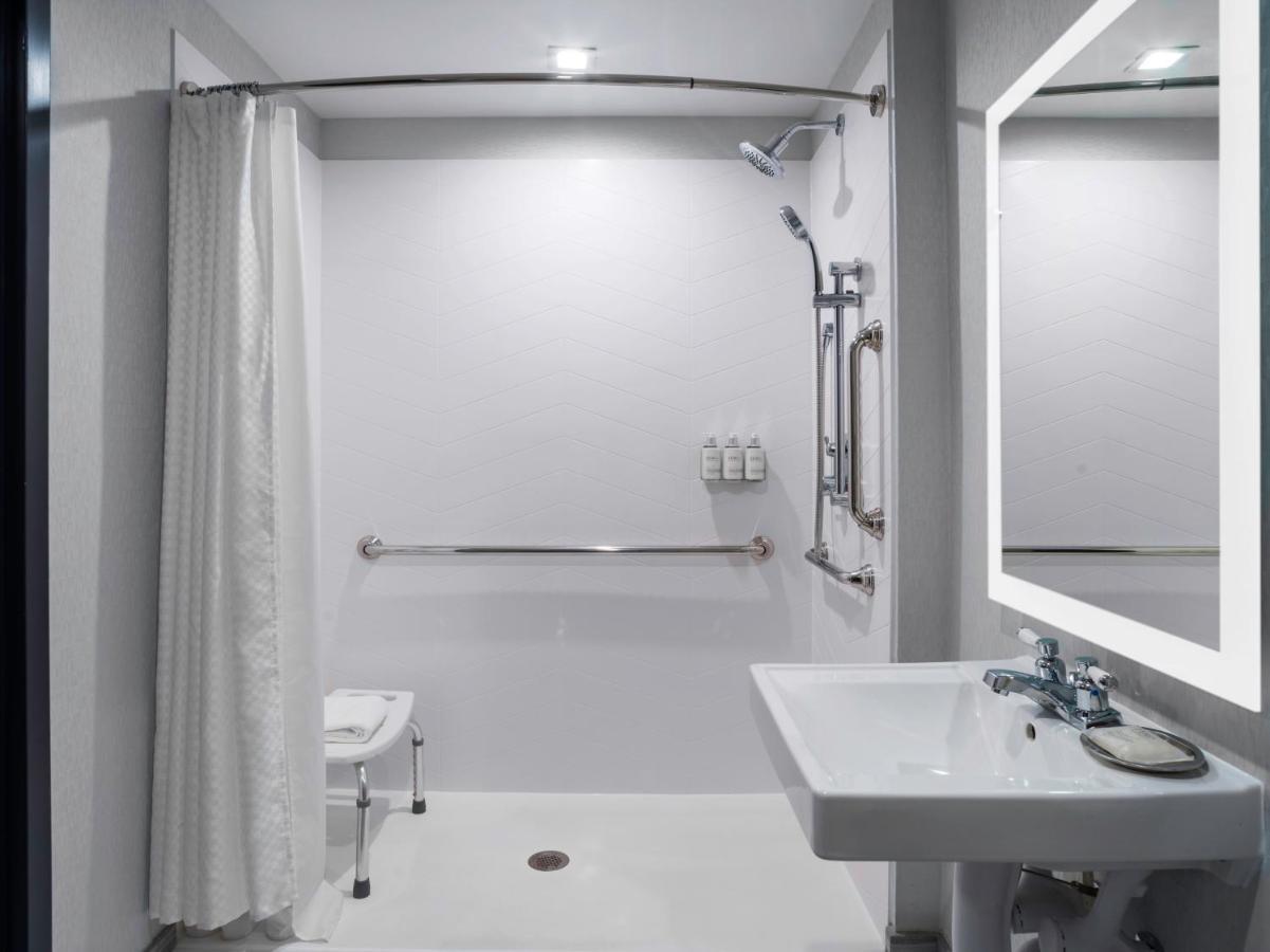 Voco Niagara Falls - The Cadence By Ihg Eksteriør billede A shower curtain rod