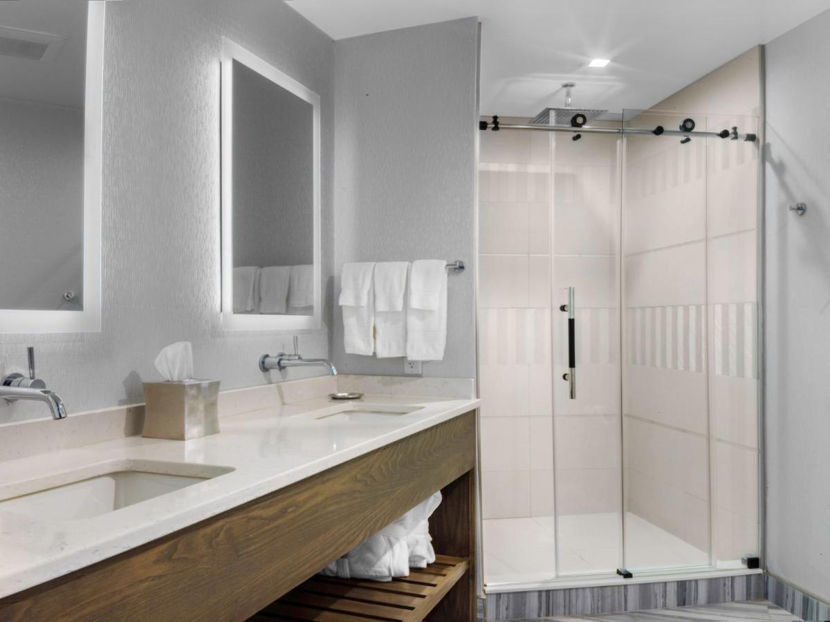 Voco Niagara Falls - The Cadence By Ihg Eksteriør billede A shower door