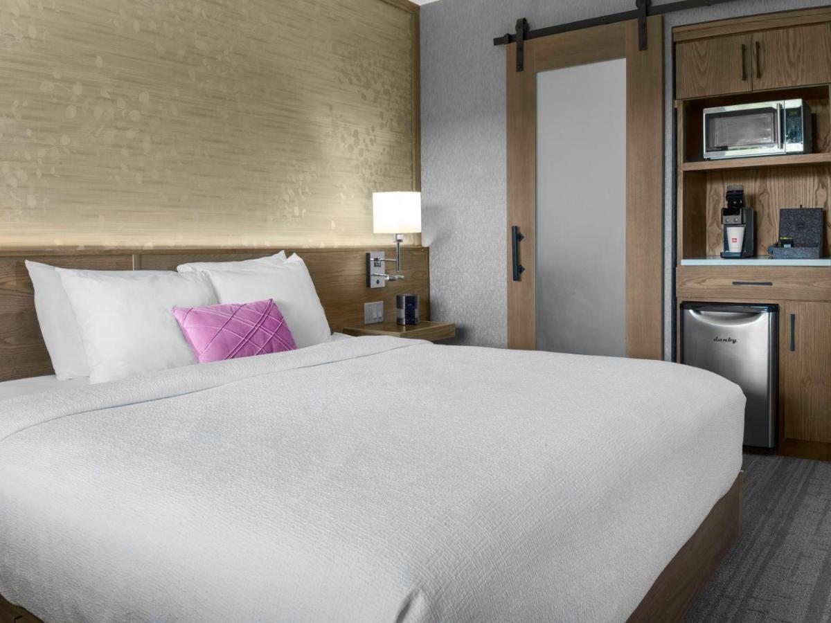 Voco Niagara Falls - The Cadence By Ihg Eksteriør billede A typical room at the Hilton Garden Inn