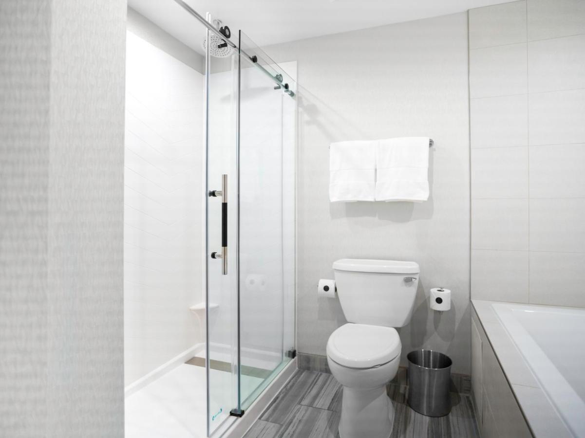 Voco Niagara Falls - The Cadence By Ihg Eksteriør billede A sliding shower door