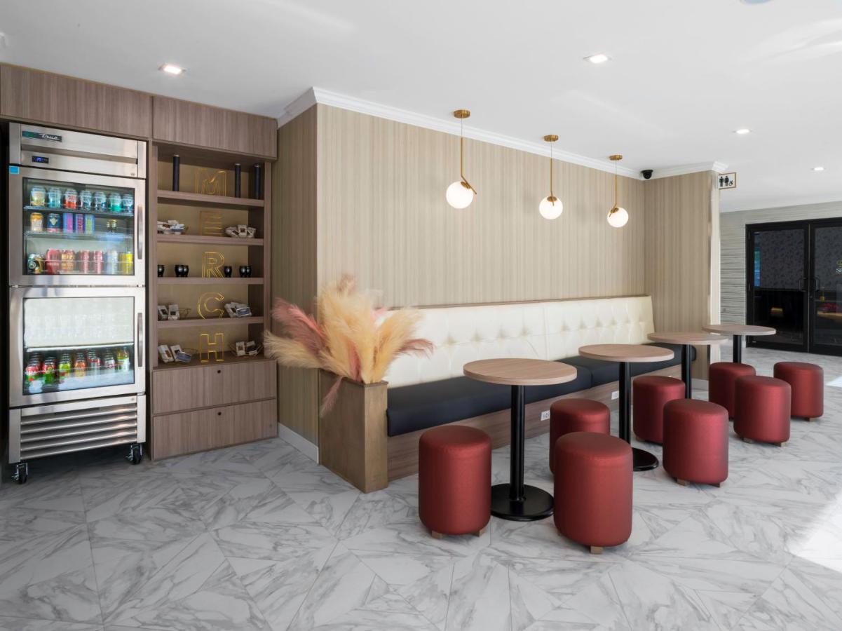 Voco Niagara Falls - The Cadence By Ihg Eksteriør billede The 2019 renovated lounge at the airport