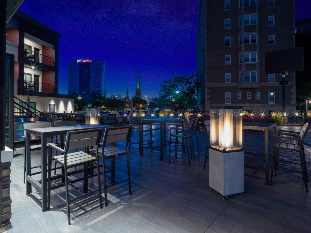 Voco Niagara Falls - The Cadence By Ihg Eksteriør billede The patio at the Hotel Indigo