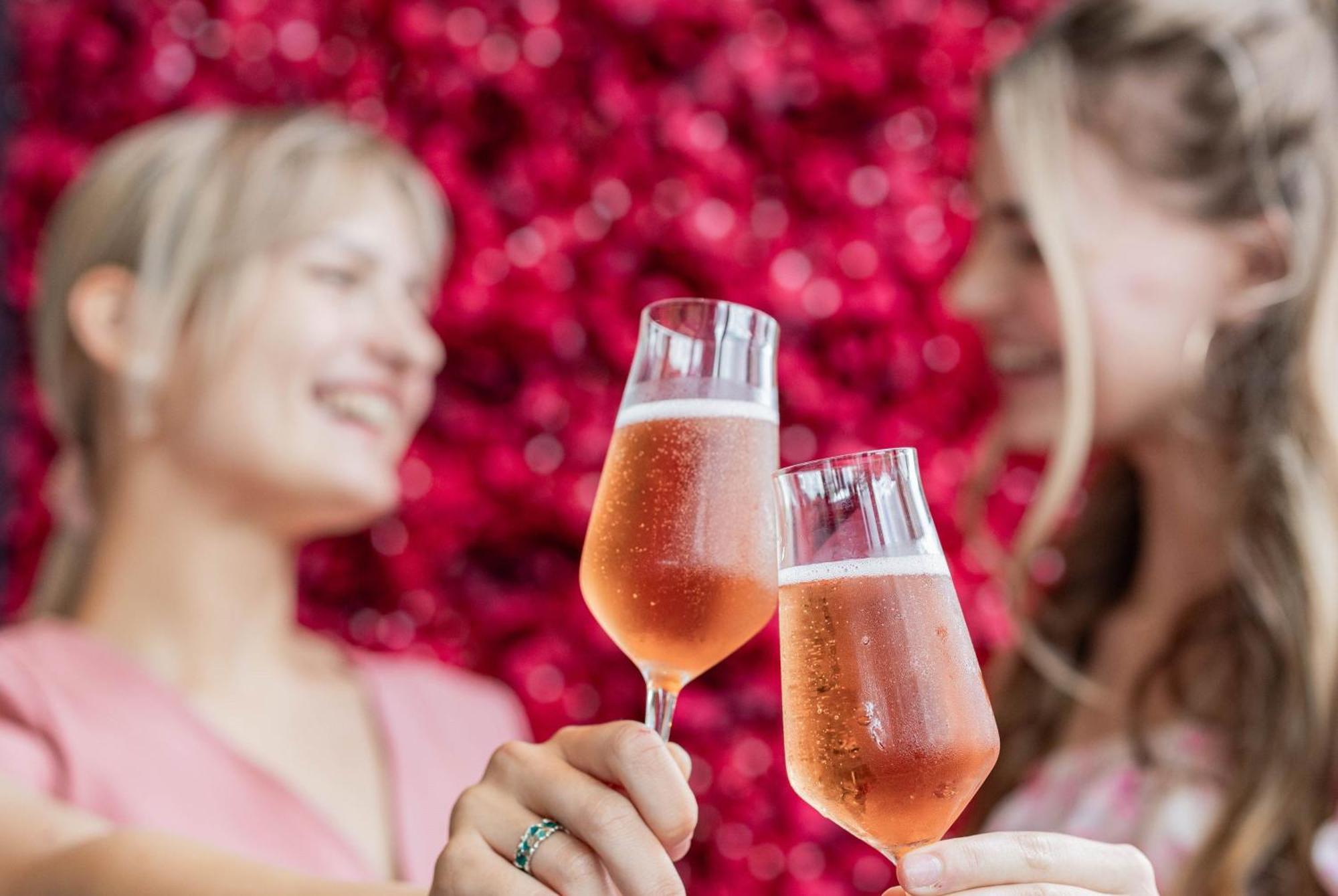 Voco Niagara Falls - The Cadence By Ihg Eksteriør billede Two women holding glasses of champagne