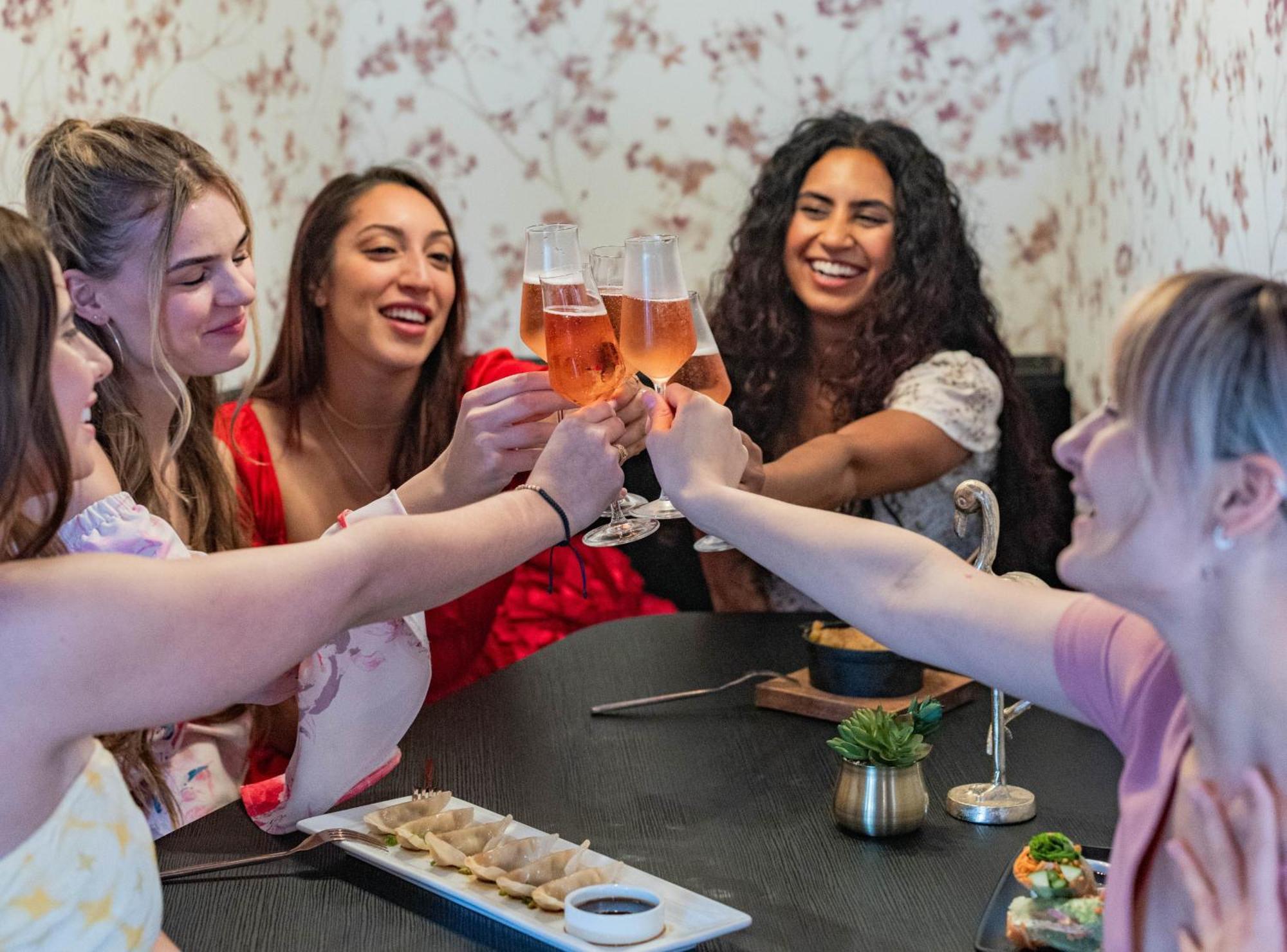 Voco Niagara Falls - The Cadence By Ihg Eksteriør billede Women drinking wine