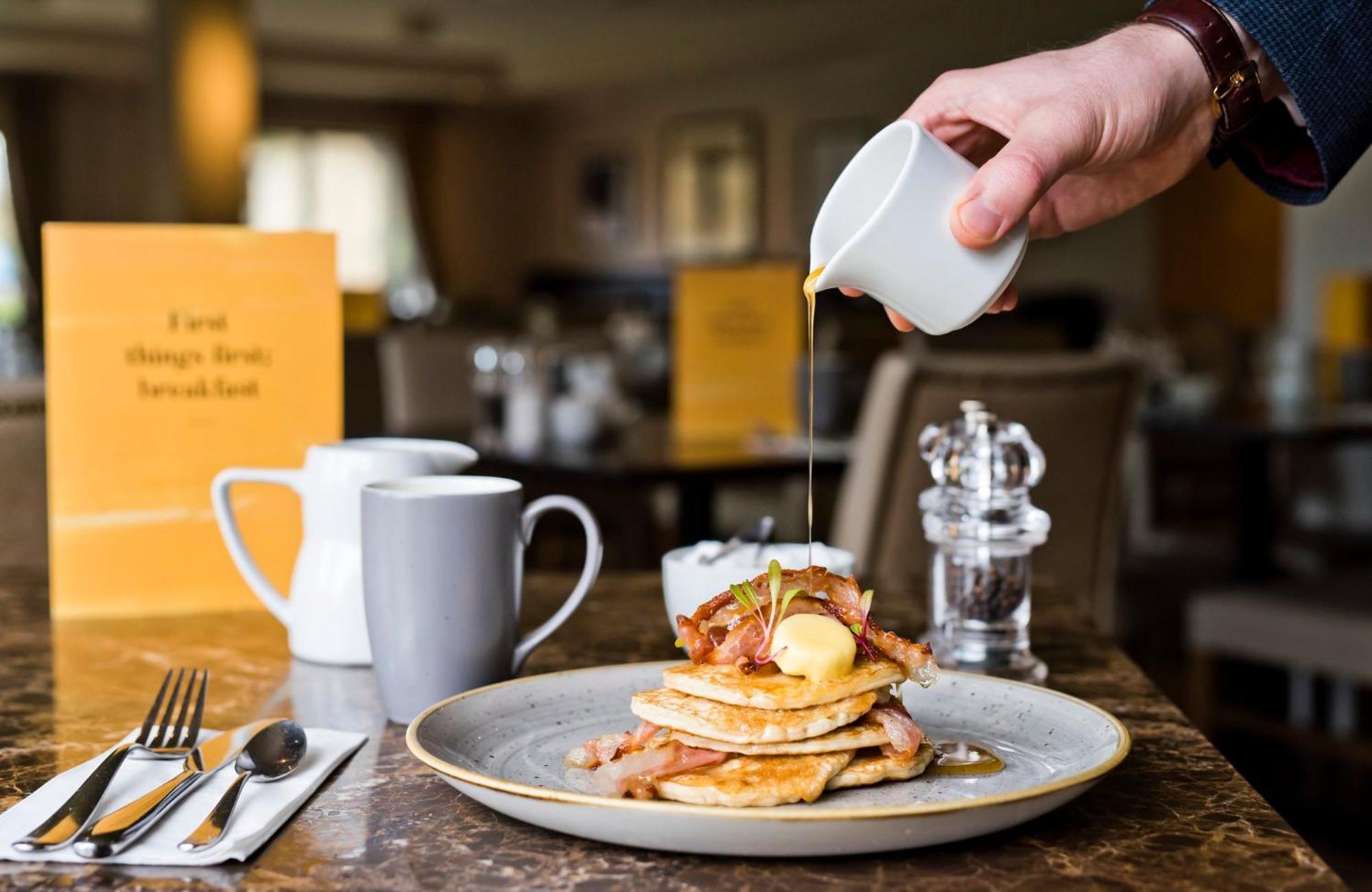 Voco Niagara Falls - The Cadence By Ihg Eksteriør billede Maple syrup being poured over a stack of pancakes